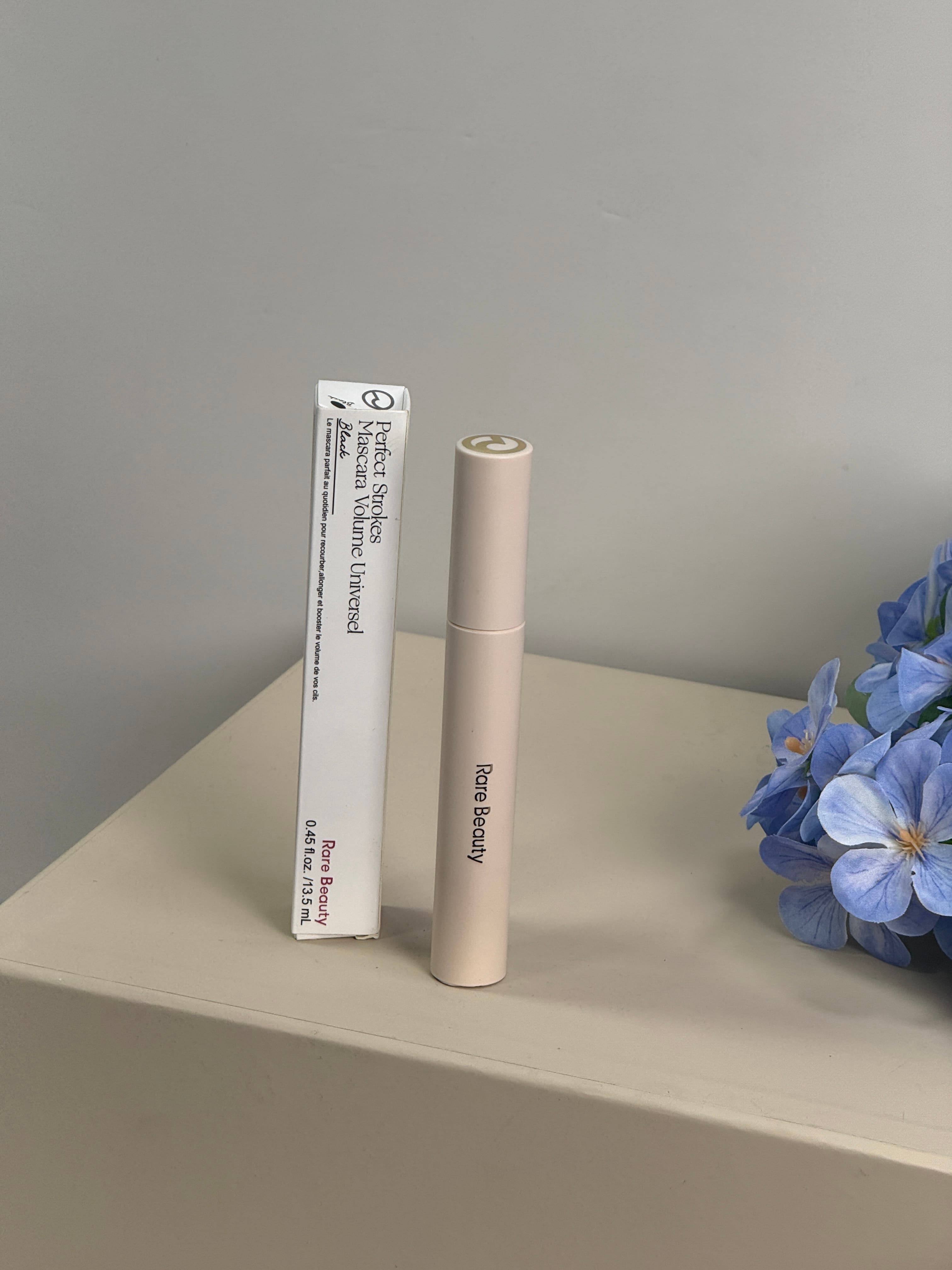 ماسكارا Rare Beauty Perfect Strokes Universal Volumizing Mascara 🖤 .